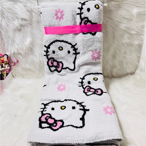 Hello Kitty Throw Blanket - Picture 3 of 3